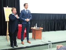 Od lewej: Małgorzata Zychowicz wita zgromadzoną publiczność, Jakub Skworz