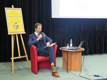 Jakub Skworz czyta fragmenty swojej książki „Nieznajomość prawa szkodzi”