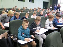Uczestnicy spotkania rozwiązują krzyżówkę