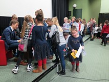 Dzieci w kolejce po autografy