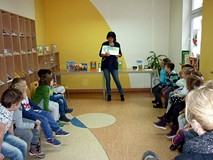 Pani Wiola czyta dzieciom książeczkę 