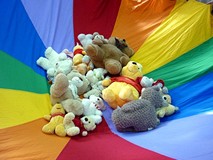 Pluszowe misie na chuście integracyjnej - gotowe do zabawy