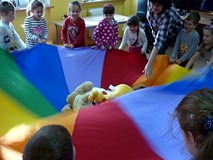 Zabawa z chustą integracyjną i pluszowymi misiami