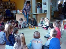 Dzieci w kolejnej zabawie układają misia (po wyrzuceniu kostką odpowiedniej liczby oczek)