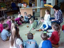 Dzieci układają misia z elementów