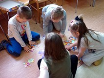 Dzieci układają misiowe puzzle z Kubusiem Puchatkiem