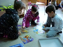 Dzieci układają misiowe puzzle z Kubusiem Puchatkiem