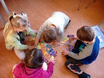 Dzieci układają misiowe puzzle z Kubusiem Puchatkiem