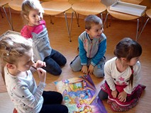 Jedna z drużyn z ułożonymi przez siebie puzzlami