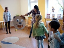 Zabawa, w której dzieci karmią misia... zieloną cebulką