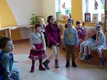 Na koniec spotkania - występy. Dzieci śpiewają piosenkę o misiu.