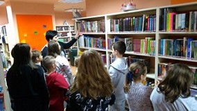 Poznajemy działy z książkami w bibliotece