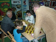 Uczestnicy w pełnym skupieniu rozgrywają partię szachów