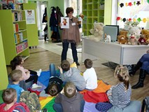 Bibliotekarka opowiada dzieciom o pluszowych misiach