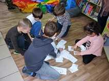 Dzieci układają misiowe puzzle