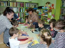 Dzieci podczas pracy nad kolorowaniem misiowych obrazków