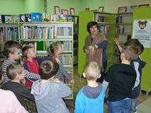 Dzieci podczas zabawy w misiowym kręgu