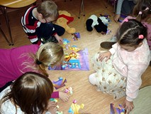 Zadanie do wykonania w grupach - dzieci układają misiowe puzzle