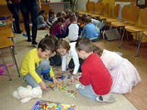 Zadanie do wykonania w grupach - dzieci układają misiowe puzzle