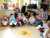 Kolejna atrakcja spotkania - układanie misia z elementów, po wyrzuceniu odpowiedniej liczby oczek na