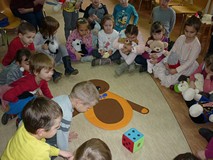 Kolejna atrakcja spotkania - układanie misia z elementów, po wyrzuceniu odpowiedniej liczby oczek na