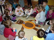 Kolejna atrakcja spotkania - układanie misia z elementów, po wyrzuceniu odpowiedniej liczby oczek na