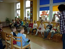 Pani Wiola pokazuje dzieciom portrety znanych z literatury i filmów misiów