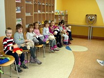 Dzieci naśladują prowadzącą - masują swoje pluszowe misiaki