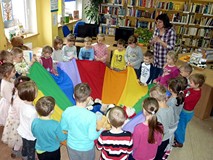 Zabawki ułożone na chuście integracyjnej - dzieci usypiają misie