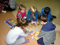 Dzieci układają misiowe puzzle z Kubusiem Puchatkiem