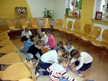 Dzieci układają misiowe puzzle z Kubusiem Puchatkiem