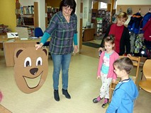 Zabawa w karmienie misia zieloną cebulką