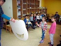 Zabawa w karmienie misia zieloną cebulką