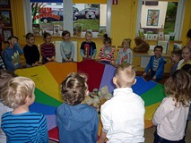 Zabawa z chustą integracyjną - usypianie misiów