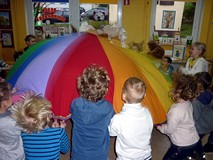 Zabawa z chustą integracyjną - dzieci robią misiom pobudkę