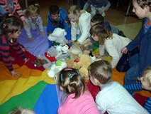 Dzieci zabierają swoje misie z chusty integracyjnej