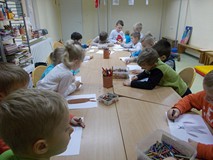 Dzieci rysują swoje ulubione misie