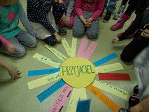 Praca plastyczna o przyjaźni w formie słoneczka