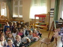 Bibliotekarki witają się z dziećmi przebywającymi w świetlicy szkolnej