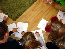 Kartki z portretami misia krążą na zasadzie podaj dalej