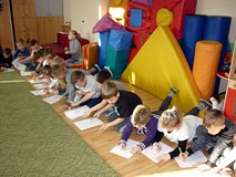 Dzieci rysują portret misia