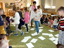 Kartki z portretami misiów ułożone na dywanie tworzą mini-galerię