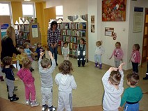 Dzieci stoją w kręgu, za chwilę będą wykonywać wesołe podskoki