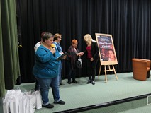 Anna Kowal, Elżbieta Cherezińska i Beata Sawa-Jovanoska wręczają upominki nagrodzonej czytelniczce
