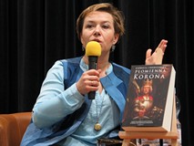 Elżbieta Cherezińska ze swoją książką w czasie spotkania w Koszalińskiej Bibliotece Publicznej