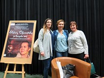 Elżbieta Cherezińska pozuje do zdjęcia z dwiema wielbicielkami po spotkaniu w Koszalińskiej Bibliote