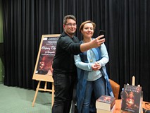 Wspólne selfie Elżbiety Cherezińskiej z czytelnikiem po spotkaniu w Koszalińskiej Bibliotece Publicz