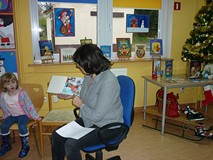 Pani Wiola czyta książeczkę W. Drabika 