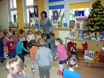 Dzieci i Pani Wiola w mikołajowym tańcu