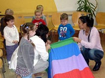 Kominowy test. Dzieci pokonują tunel animacyjny